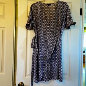 Stunning short sleeve Banana Republic wrap-around dress. Perfect for work!